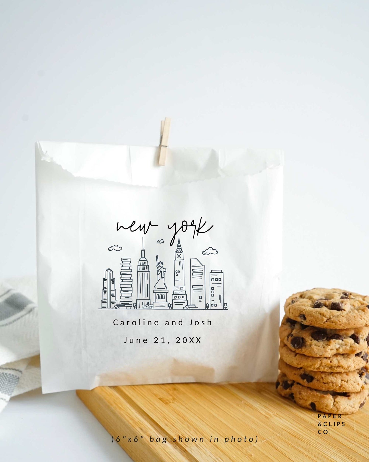 Looking for minimalist personalized party favor bags? Laser printed New York skyline with personalized name and/or message. These make great thank you favors, adding a nice touch to your wedding!
They're perfect for cookies, baked goods, popcorn and many, many more!